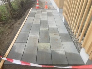 Im Eingangsbereich wurden die Sandsteinpla en in 30cm- Bahnen verlegt.
