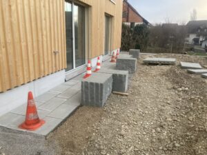 Die Sitzquader und die Bodenpla en stammen aus dem Sandsteinbruch am Rorschacherberg.